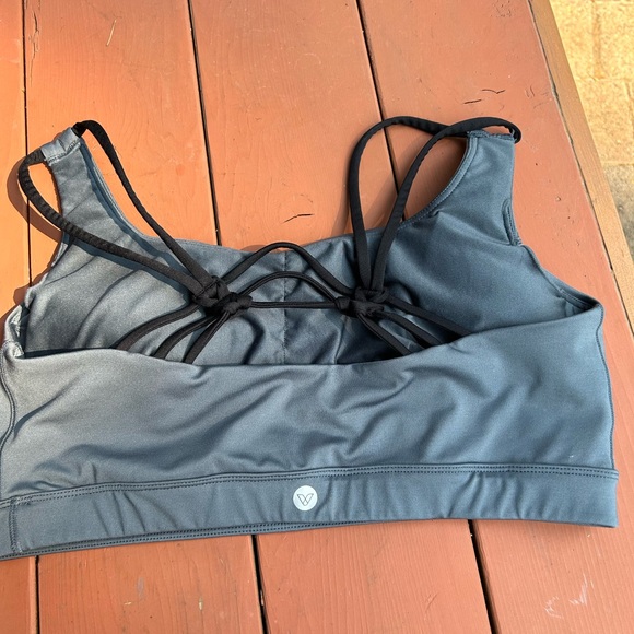 Livi cross strap athletic bra. So 20. Gray. Mesh sides - Picture 6 of 6